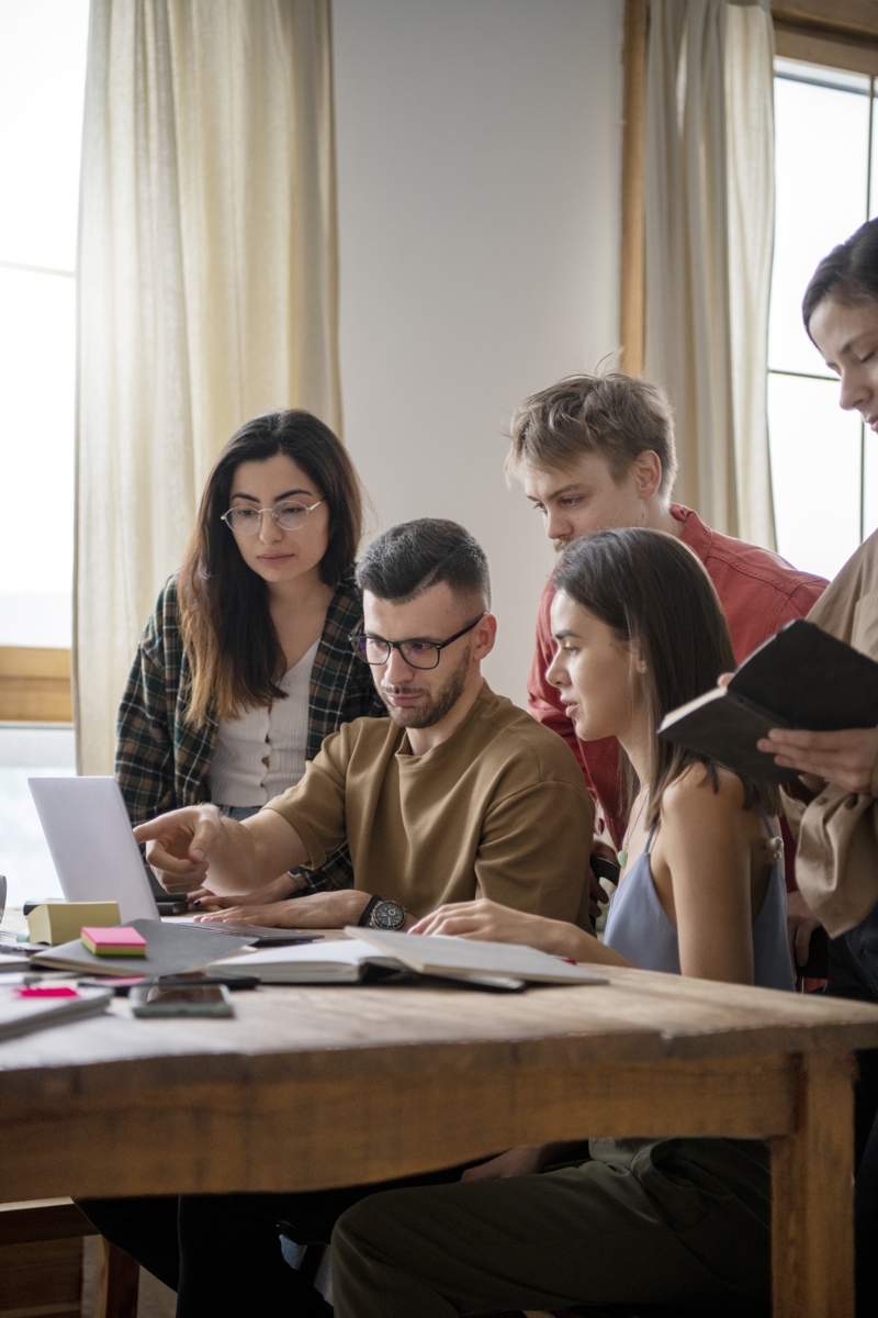 colegas-leyendo-usando-una-computadora