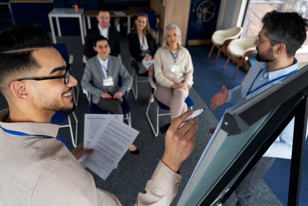Asesoría dictada por dos personas a un grupo pequeño